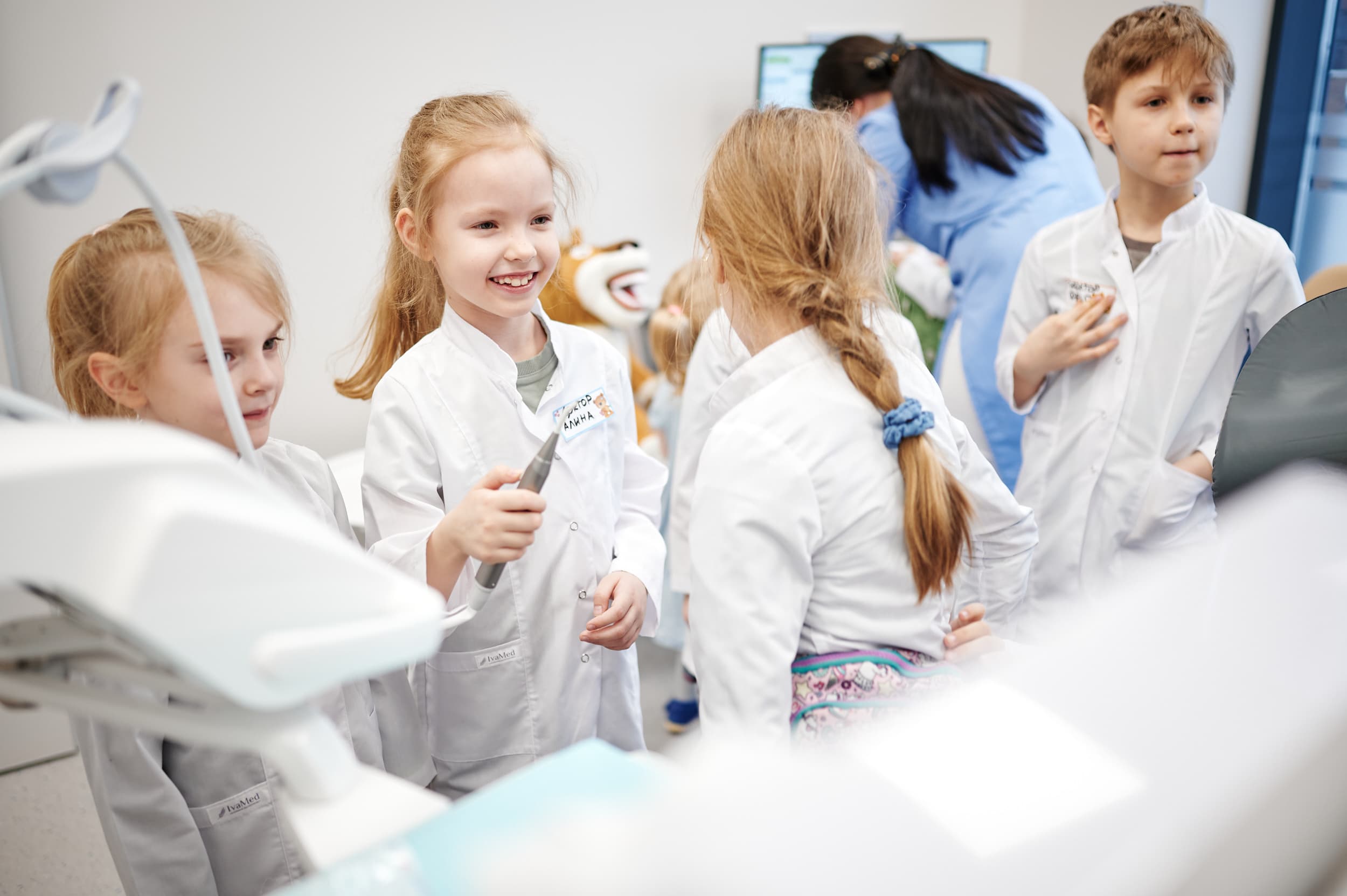 Девочка с зубным инструментом