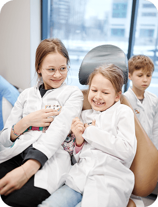 Две девочки в зубном кресле